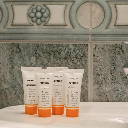 Charming Located Near The Promenade In By Renters Appartement *