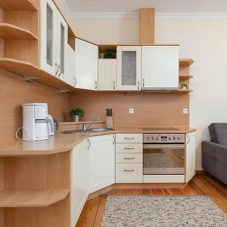 Charming Located Near The Promenade In By Renters Appartement