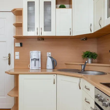 Charming Located Near The Promenade In By Renters