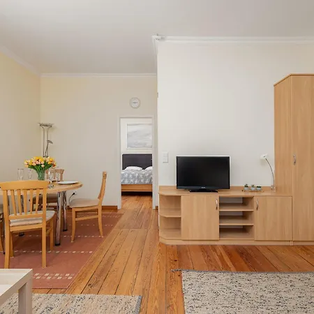 Charming Located Near The Promenade In By Renters Appartement *