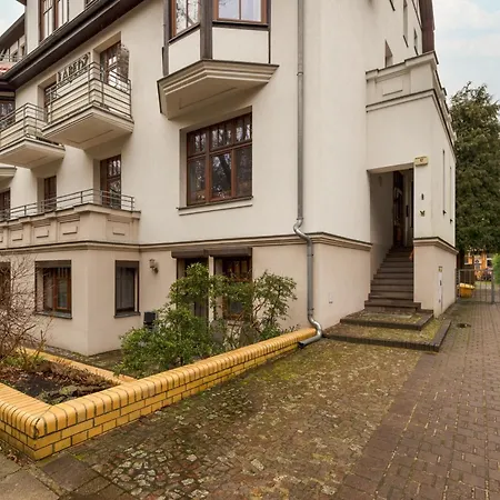 Charming Located Near The Promenade In By Renters Appartamento